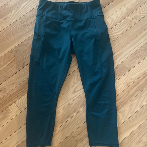 Athleta Certified B Capri Leggings With ZipPockets - Picture 4 of 9